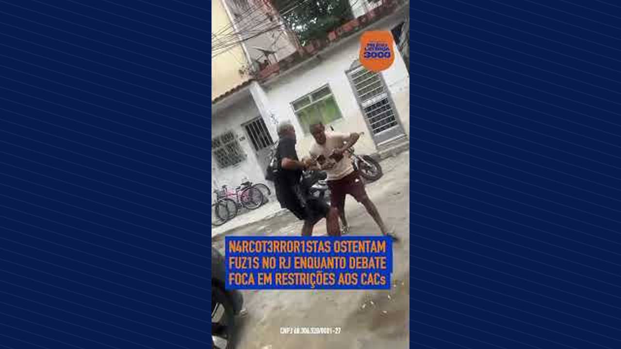 Miniatura do vídeo: Vídeo flagra criminosos armados com fuzis e pistolas dançando em comunidade do RJ!